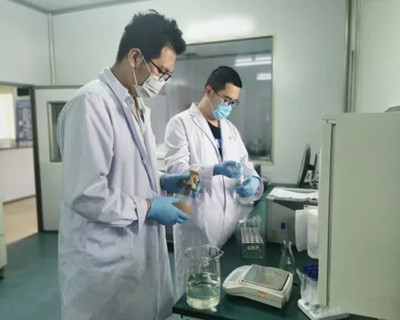 市場監管事務服務中心嚴格把控水產品質量安全，強化檢驗檢測服務